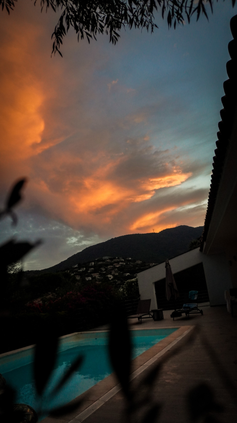 Coucher de soleil avec piscine et montagnes